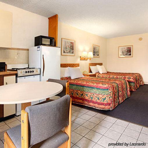 Express Inn & Suites Clearwater Pinellas Park Room photo
