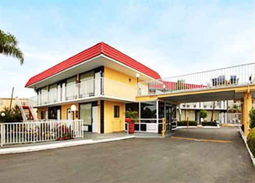 Express Inn & Suites Clearwater Pinellas Park Exterior photo
